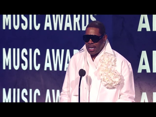 Busta Rhymes Presents the Award for Artist of the Year [52nd American Music Awards]
