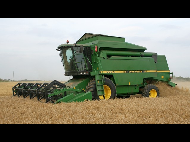 1995 John Deere 2064 (Z Series) combine harvesting spring barley in 2009 | Modern archive footage