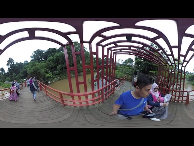 Jalan-jalan ke Teras Cikapundung BBWS Bandung Pas Hujan