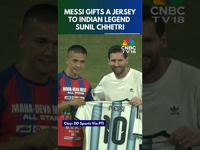 WATCH: Lionel Messi’s Special Gift for Sunil Chhetri Wins Hearts | Messi GOAT India Tour | N18S
