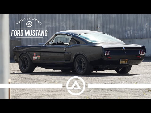Un Ford Mustang GT350R del '65: crudo, ruidoso y atrevido.