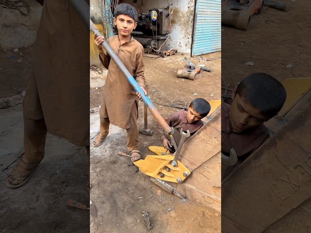 Amazing process for adjust excavator said cutter by Pakistani little welder #shorts #excavator #how