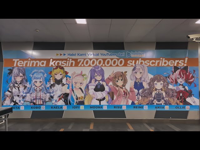 Poster "Terima Kasih 7.000.000 Subscribers" Hololive Indonesia di Stasiun MRT Senayan (15/08/2022)