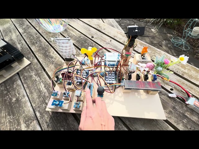アルディーノをとにかく使いたい。センサーやモーターやLEDを付けて遊んでみた作品です。