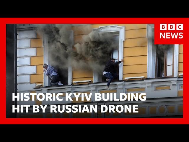 Oamenii părăsesc o clădire în flăcări din Ucraina după un atac cu drone rusești | BBC News
