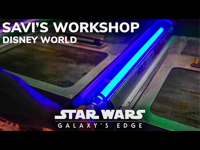 Construcción de un sable de luz personalizado en el taller de Savi en Star Wars Galaxy's Edge en ...