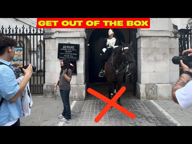 😤KING’S GUARD SHOWS NO MERCY WHEN TEENAGERS BREAK PROTOCOL