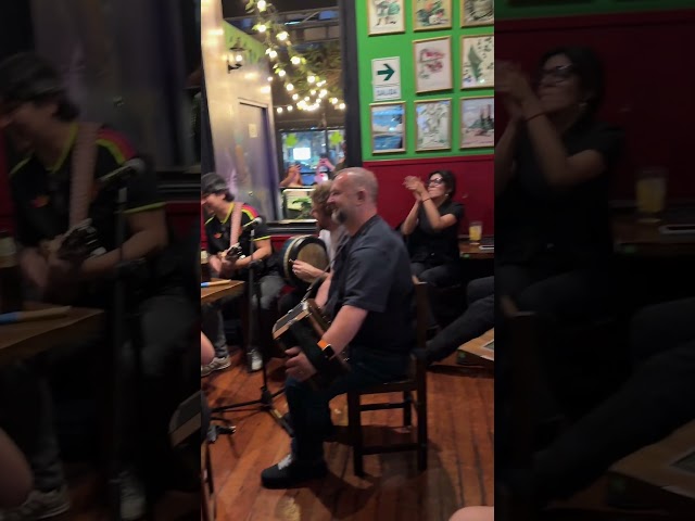 Enseñando “Cariñito” a la banda de Ed Sheeran