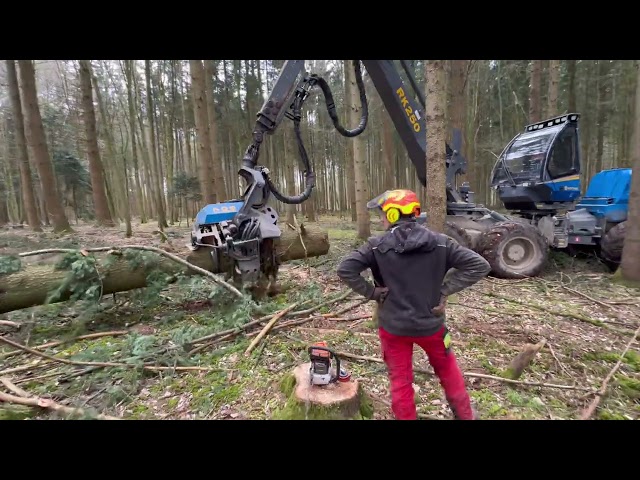 Wenn Präzision auf rohe Kraft trifft 🌲💪Der Rottne Harvester im Einsatz 