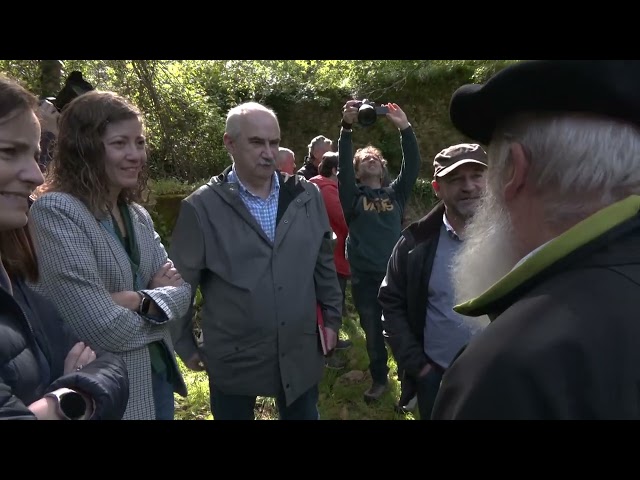 El consejero Aierdi visita las obras de derribo de un azud en el rio Ega