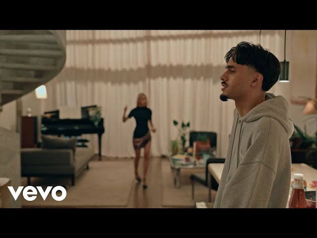 RnBoi - LIFE / HELENA / POUR TOI (Clip Officiel)