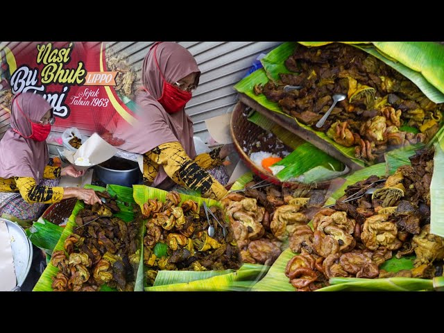 THE QUEUE IS CRAZY!! The seller hasn't even arrived yet and the customers are already swarming hi...