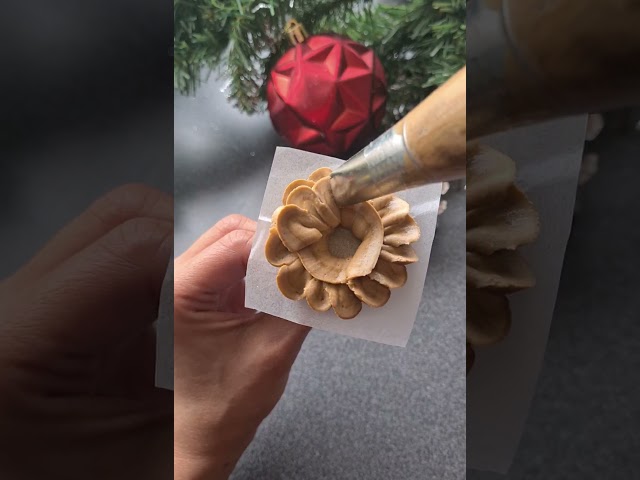 Buttercream Pinecone tutorial