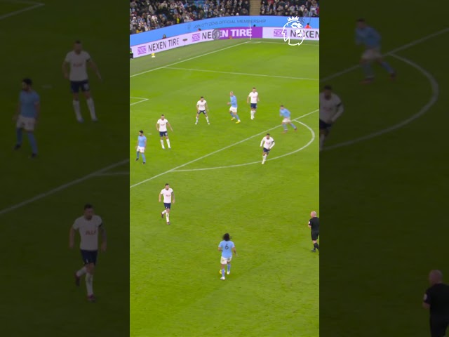 The touch, dribble, and finish from Mahrez 👌