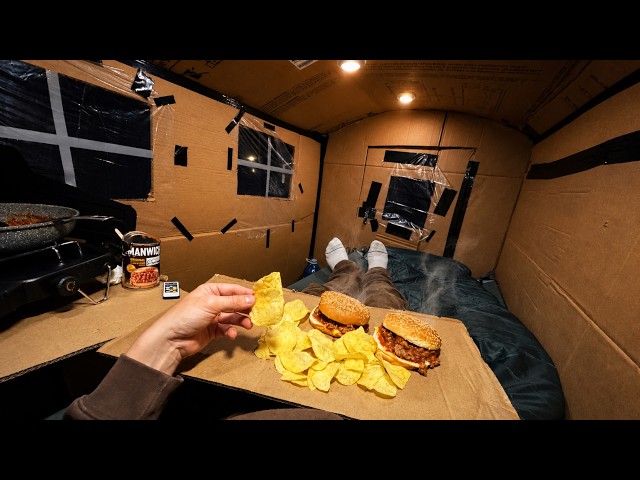 Camping en camioneta de cartón