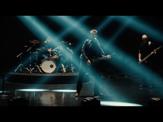 Nickelback - Leave Me Behind (Official Music Video)