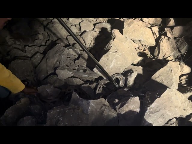 घरासाठी दगड भरताना जेसीबी मध्ये आली भली मोठी घोणस 