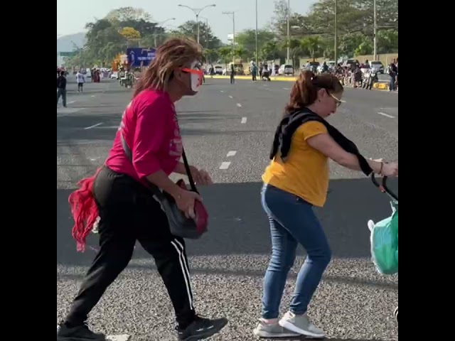 Mimo en el pregón de Portoviejo haciendo reír 2025