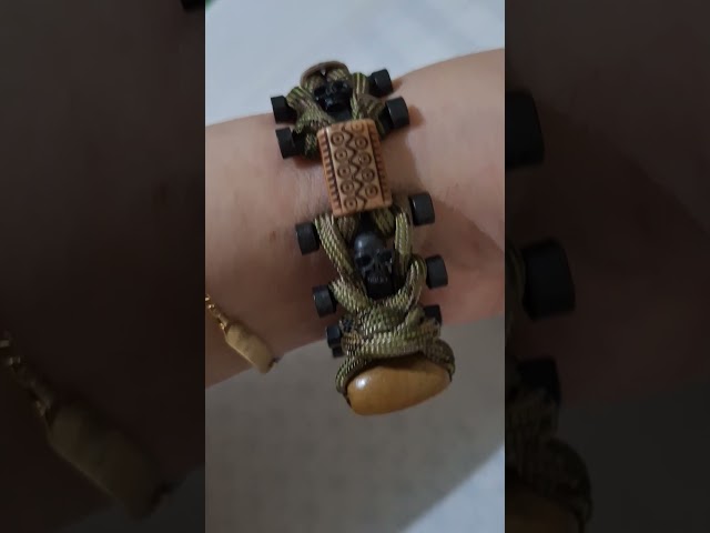 Paracord beaded bracelet with skull hardware