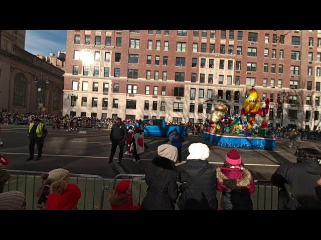 Highlight from Macy's parade 180vr (with Shrek balloon) in 8k but YouTube currently at 4K