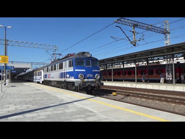 PKP InterCity mit Altbauloks EU07 und EP07 in Poznan Glownly bei der Abfahrt