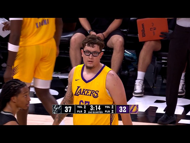 ¡Esta sensación viral es el nuevo pívot de los Lakers!