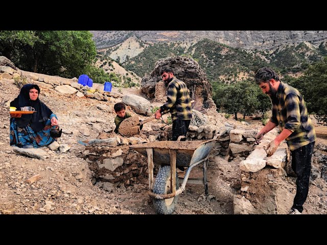 Nomadic life | Collective work to build a traditional toilet in the mountains