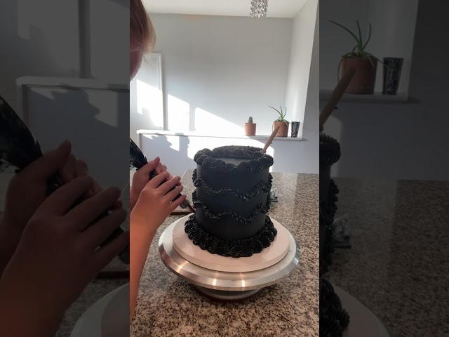 Black Vintage Heart Cake viral #homebakery #dayinmylife... #Shorts #littleredscincy