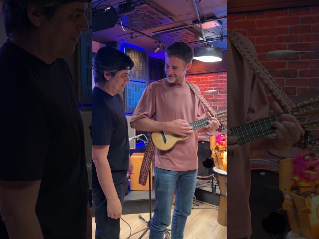 Le enseñé charango al guitarrista de Ed Sheeran