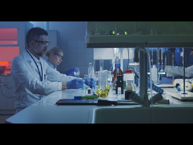 scientist working at laboratory P2BQFC8