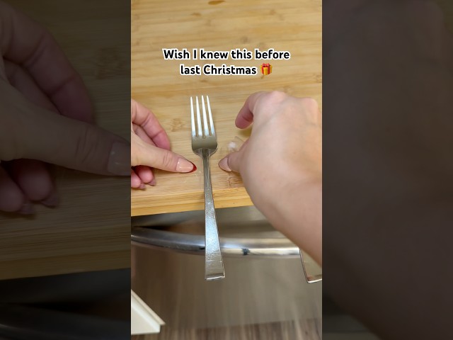 ChristmasHack #HolidayDIY #GiftWrapping #RibbonBow #LifeHack #HolidayTips #CreativeIdeas