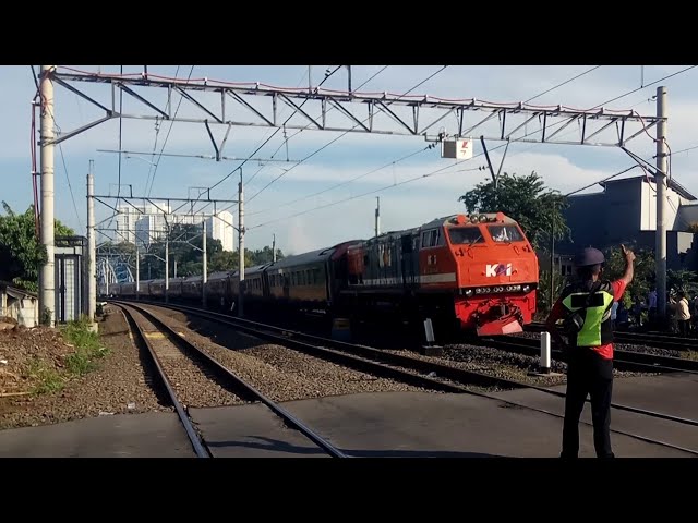 [Rare Event] Brown Tourist Train Set + Red & Blue Perumka Livery Locomotive Departure From Bekasi