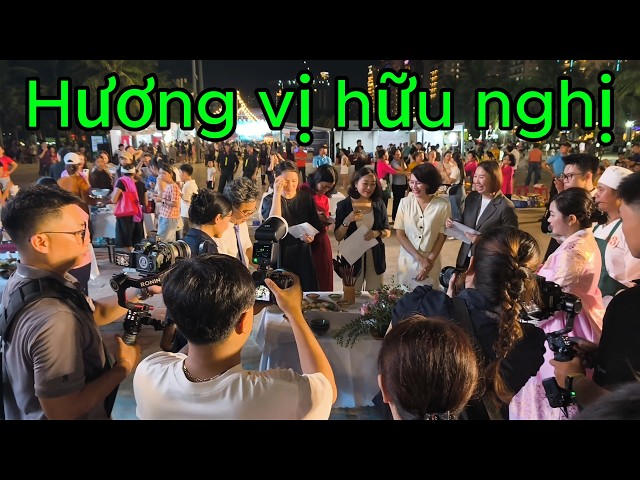 "Hương vị tình bạn – Kết nối những trái tim." | "우정의 맛 – 마음을 잇다."
