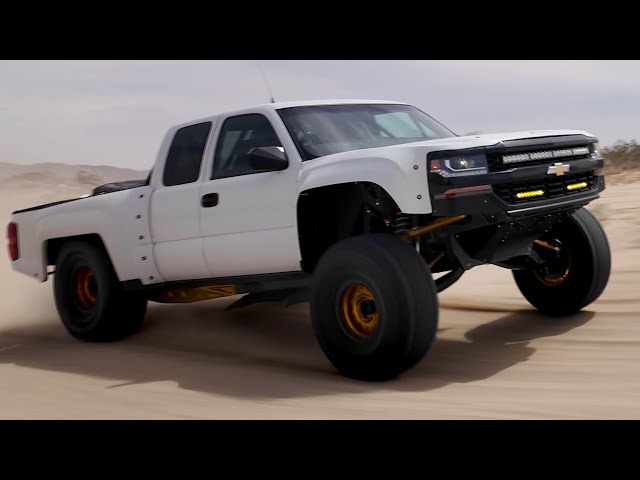 ¡Caos en el desierto con una camioneta Chevy Pre-Runner de $750,000! [4K]