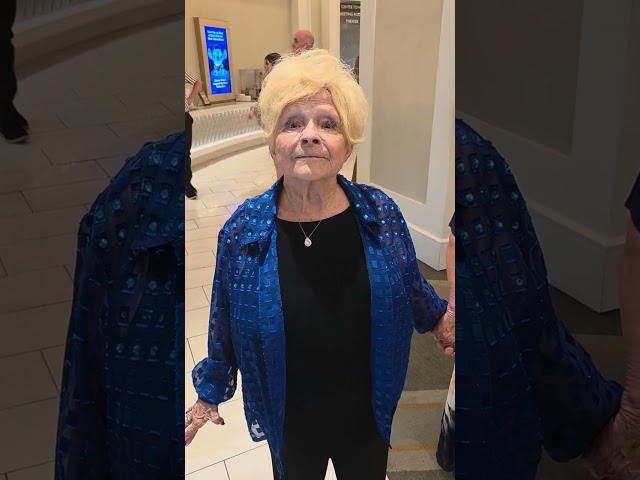 Brenda Lee Sings verse of "Rockin Around the Christmas Tree" #Brenda Lee # Elvis Week #funny