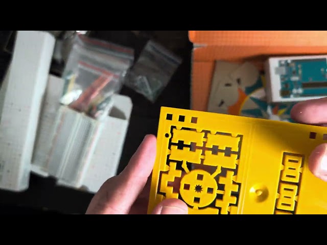 Unboxing the Official Arduino Starter Kit [K000007]