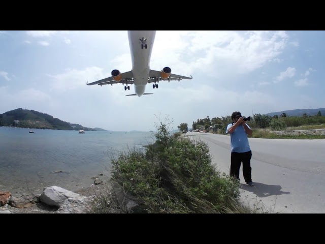 360 Video: Align with landing path at Skiathos (Airbus landing)