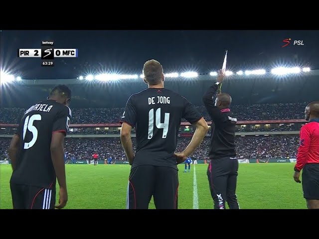 De Jong🔥 casi anotó para los Orlando Pirates⚫️⚪️ en su debut🇿🇦