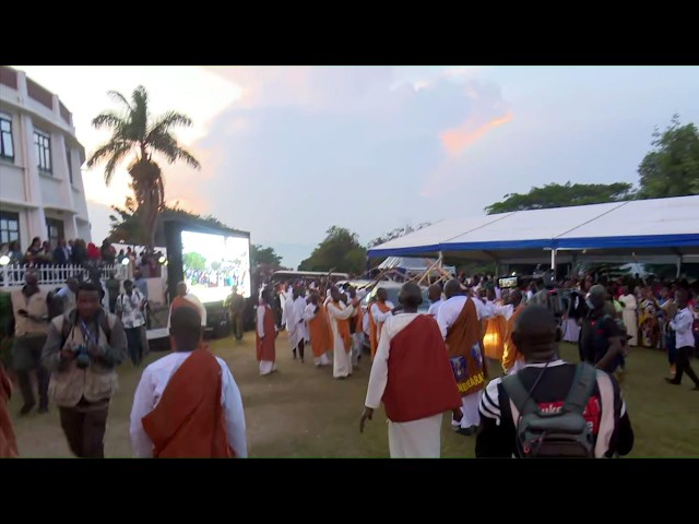 KING OYO'S BODY ARRIVES IN THE PALACE