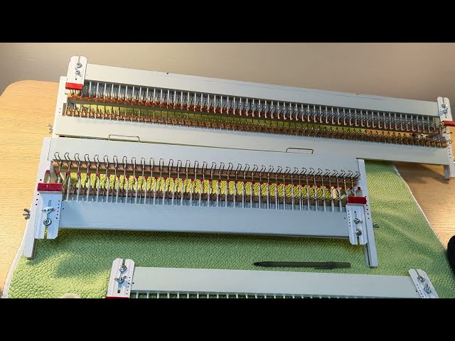 Hand knitting loom for bulky yarn