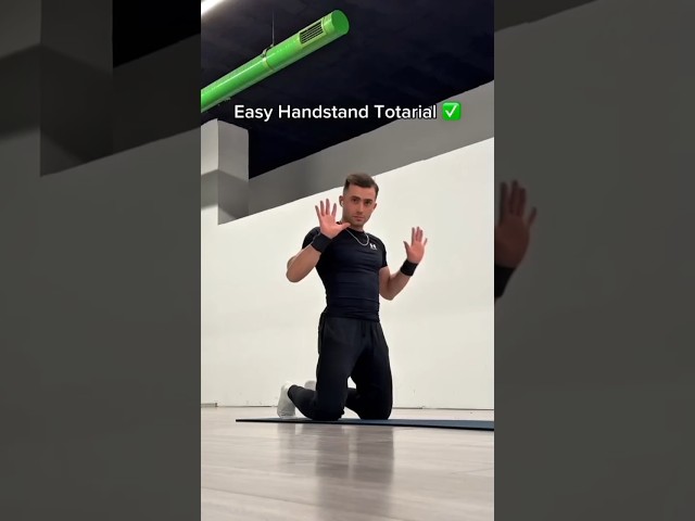 Easy handstand trick 😜👍. #fitness #shorts #fypシ #tutorial