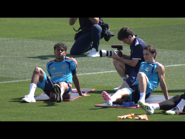 Yamal Steals the Show as Spain Train in Front of Thousands 🇪🇸