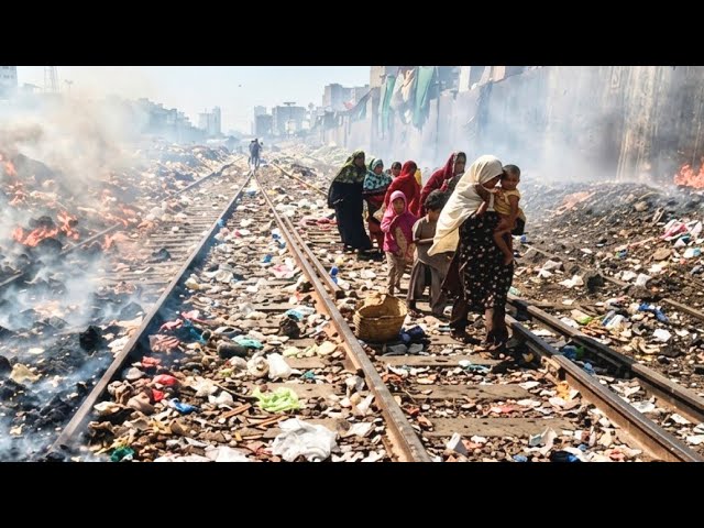 EXTREME DEGRADATION IN THE PAKISTANI SLUM | Karachi WalkingTour 4K