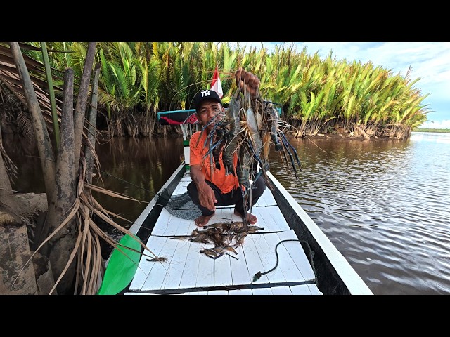 Luar biasa rejeki mancing kali ini banyak dapat udang besar langsung masak dan bermalam di perahu