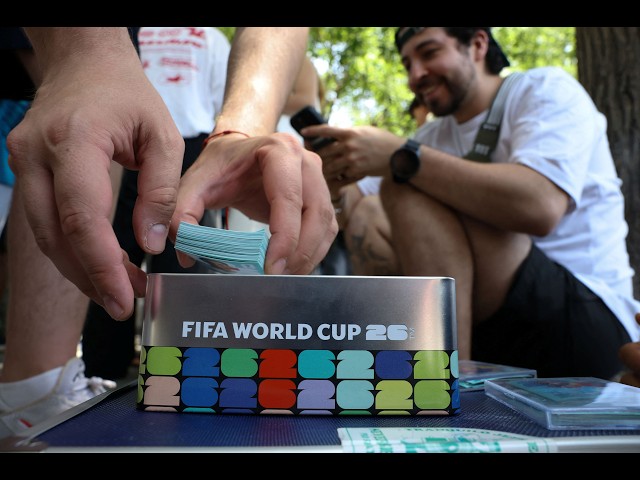 Aficionados al fútbol intercambian pegatinas de álbumes del Mundial con la leyenda "agotadas" en ...