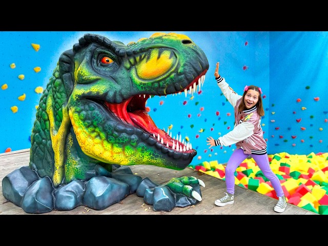 Dinosaurios en la vida real en el parque infantil con Sofía y Max