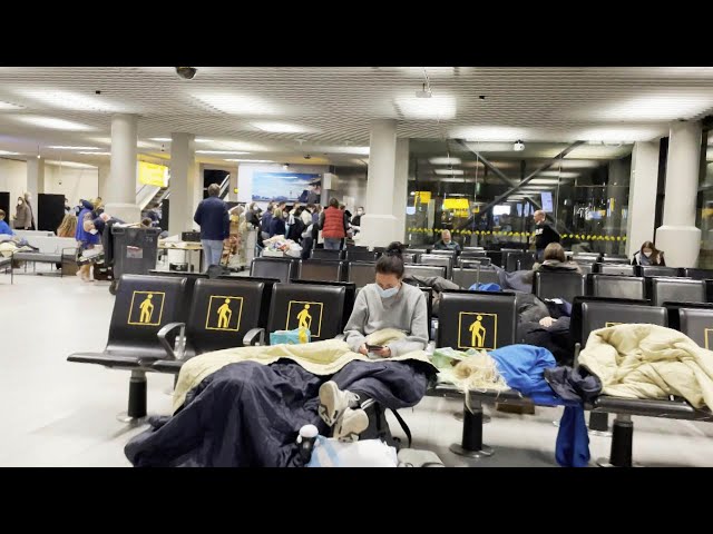 600 Passengers Detained for Possible Omicron Variant Exposure
