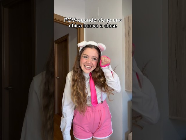 Cuando viene una chica nueva a clase 😂