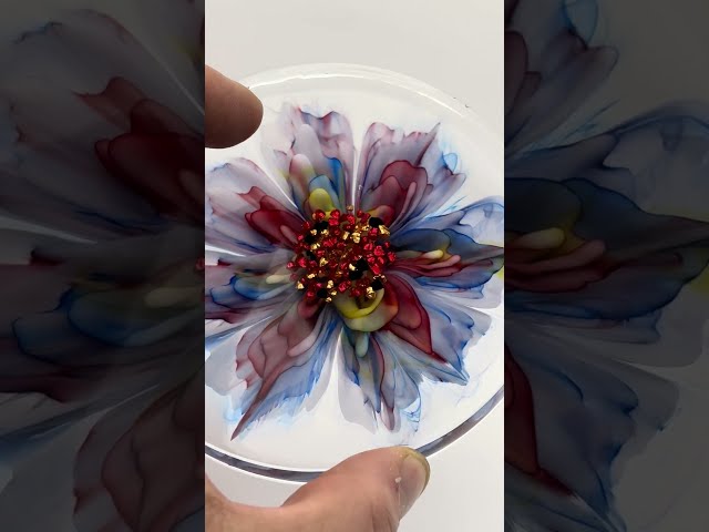 Wow! Simple yet stunning! #resinbloom #resinart #customcarvingandepoxyuk tutorial live now 🔥