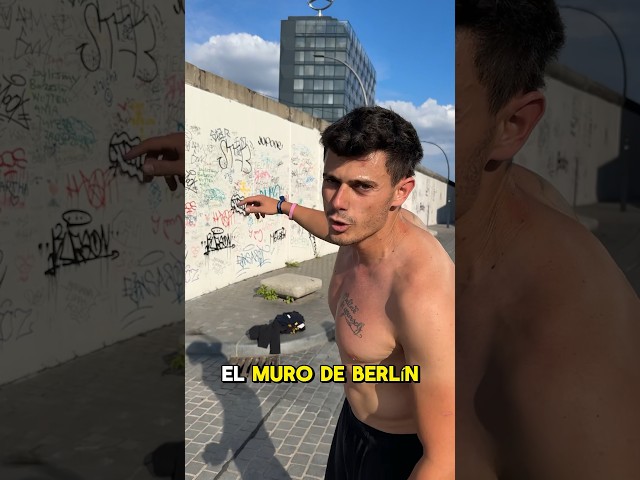 Así escala Álex Segura el muro de Berlín😈
